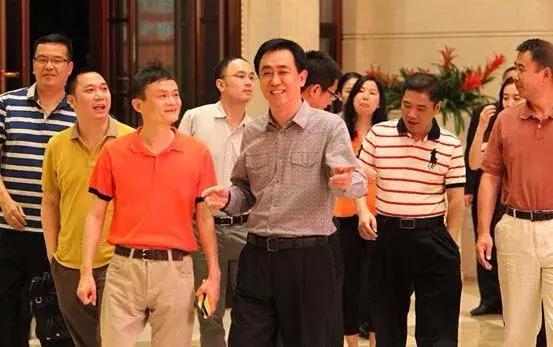 比T恤高贵，比衬衫优雅，今年夏天流行Polo衫