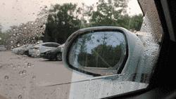 下雨天怎么能让后视镜不模糊,车子后视镜下雨天模糊