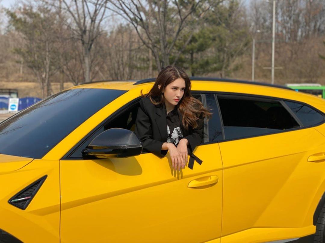 Lisa密友开豪车引争议！又纯又欲的“国民女友”有什么好酸的？