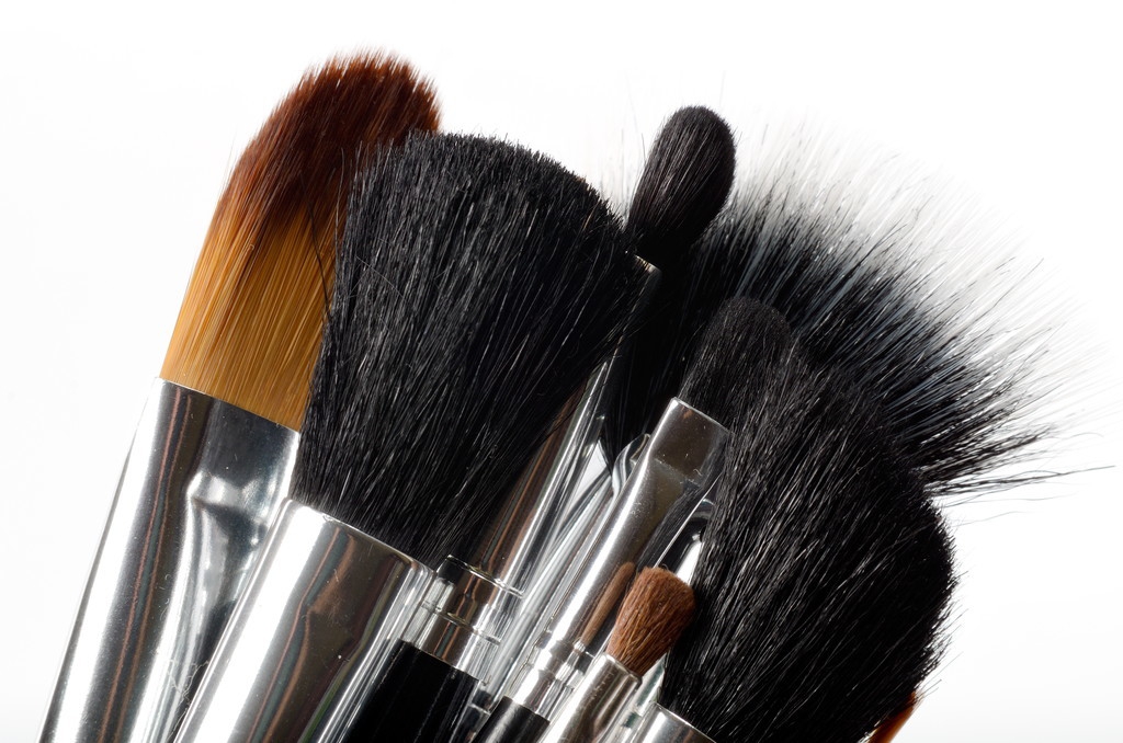 教你识别各种化妆刷,如何正确使用化妆刷提升化妆技术