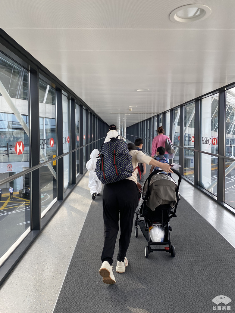 这种专业让人折服!在毫无服务的情况下,空姐仍能准确地姓氏称呼