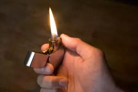 会引起车内爆炸的东西,车内发生爆炸把车炸坏了