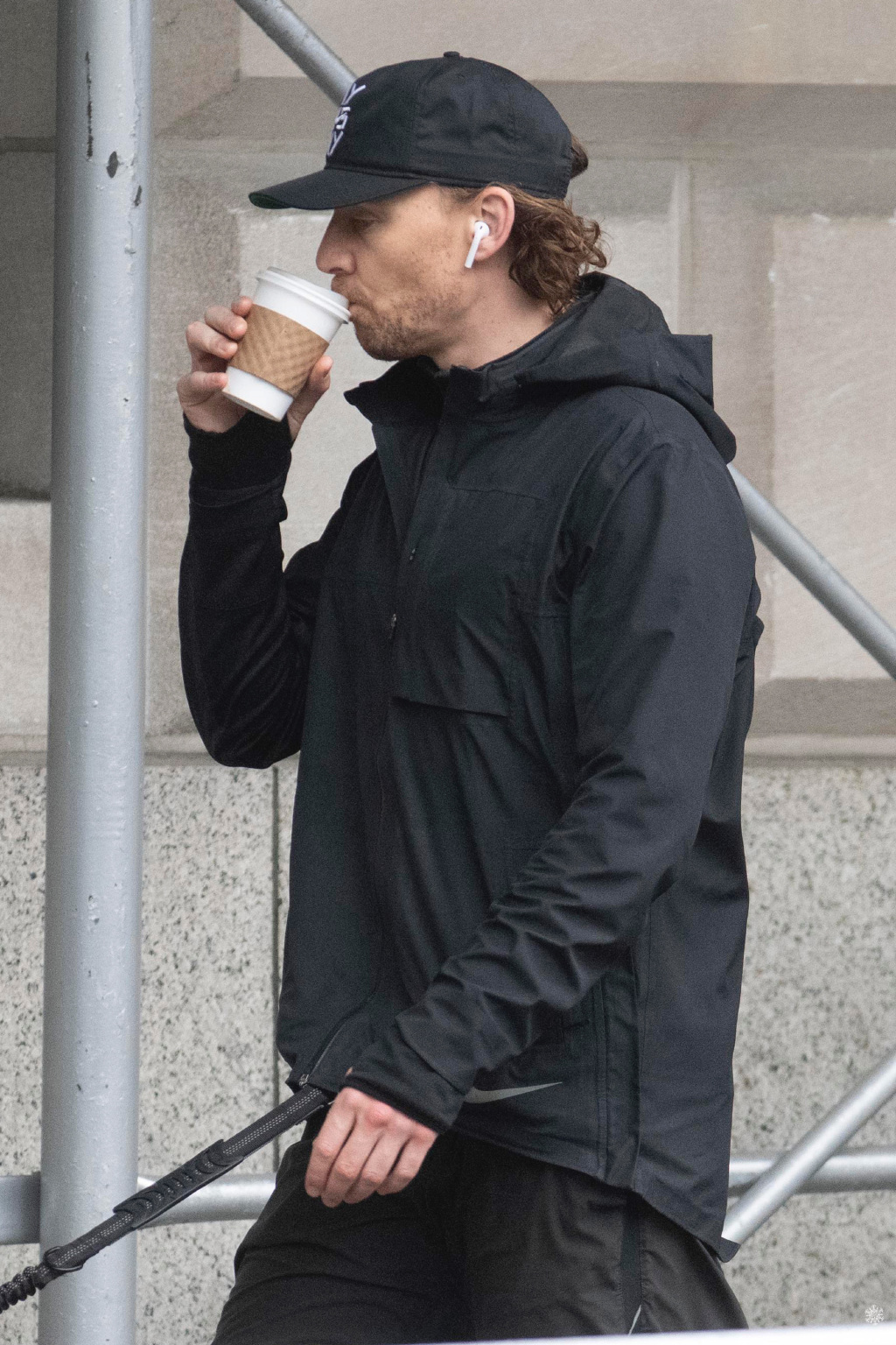 洛基出门遛狗,年轻洛基见到老年洛基