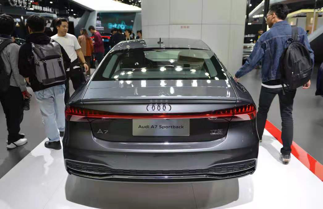 奥迪出手了！全新A7堪称轿跑颜值巅峰，近5米长，GLS真的比不过