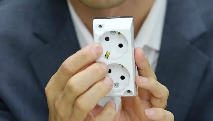 发现针孔摄像头真实事件,发现针孔摄像头真实案例