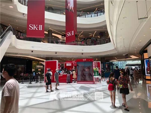 每年每人10万免税购物额度！杭州小伙去海南玩，机场免税店提货点十多个窗口排长长长队