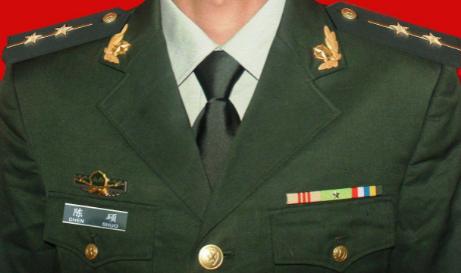 教你如何识别我军军官的级别大小，只看胸前的资历章就行了