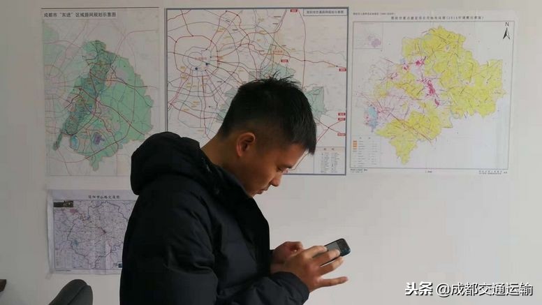 穿着跑鞋去郊游,穿上跑鞋奔跑在熟悉的道路