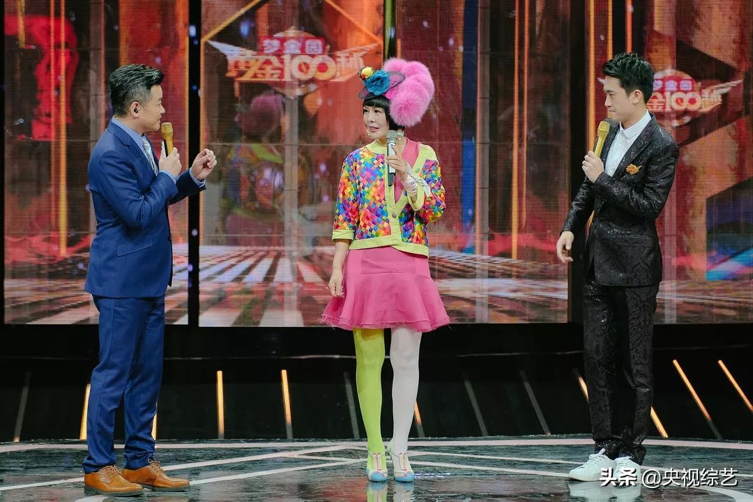 老爷爷篮球表演震撼全场,75岁大爷炫酷球技秀