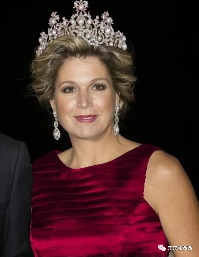 盘点英国女王戴过的王冠,英国女王和凯特戴同样的珠宝