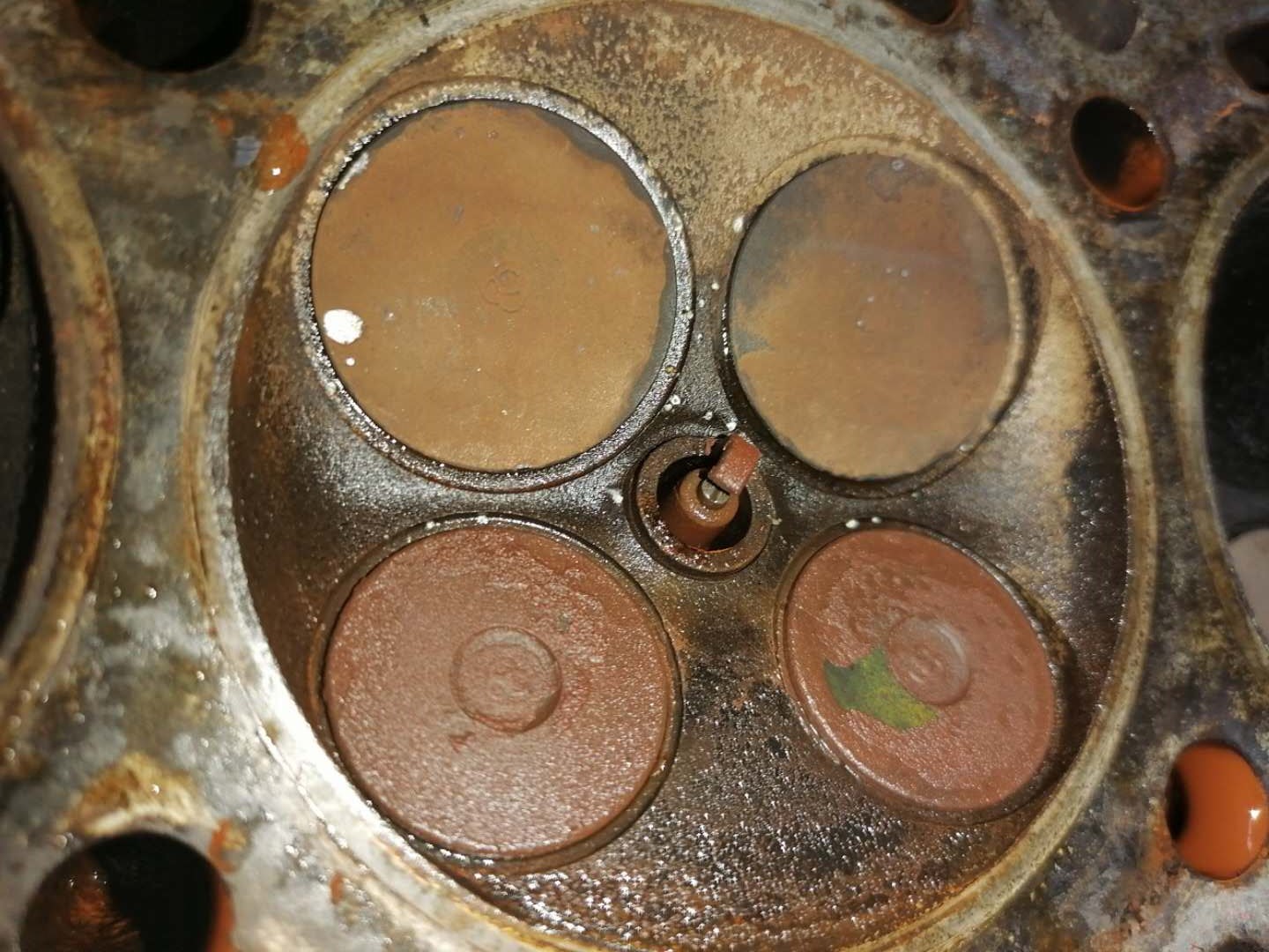 凸轮轴瓦盖不上油,凸轮轴瓦盖上紧转不动