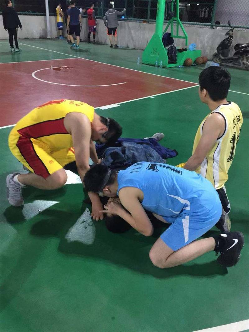 顺德男子踢球晕倒抢救,深圳一男子打球倒地猝死