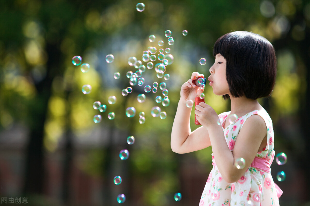 在森林里,狡猾的狐狸用甜言蜜语骗了乌鸦口中的肉