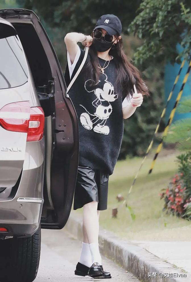 唐嫣刘雯亲自示范皮裤穿搭,唐嫣穿黑皮衣皮裤的视频