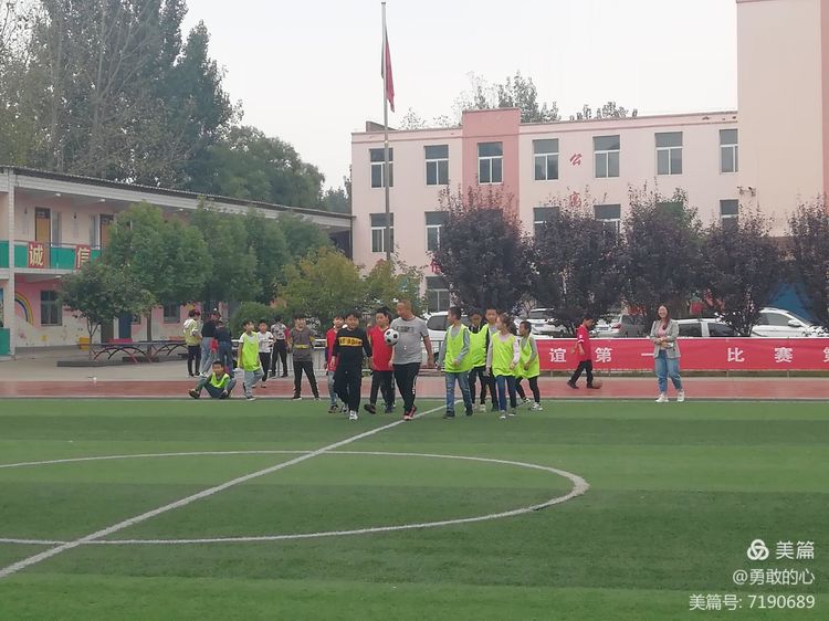 渑池县洪阳小将亮风彩，足球联赛展英姿