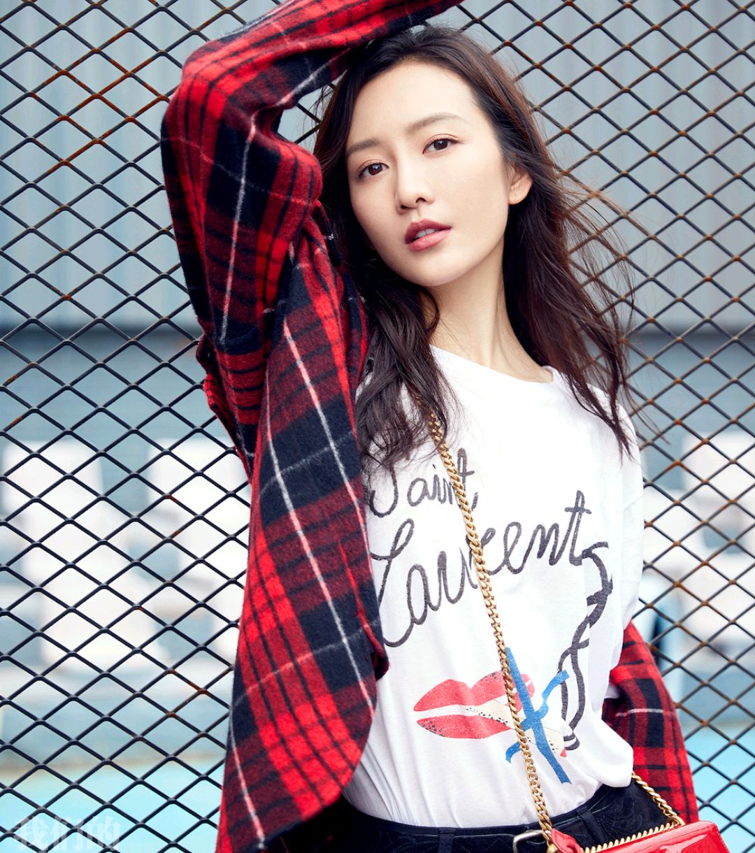 王鸥黄色雪纺衬衫搭白色西装裤,王鸥穿白色长裤