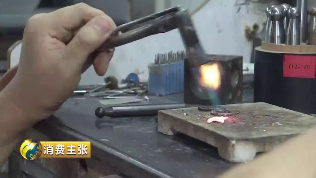 ​钳，锯，锉，焊....全凭一双手，来看黄金饰品加工背后的“匠人精神”