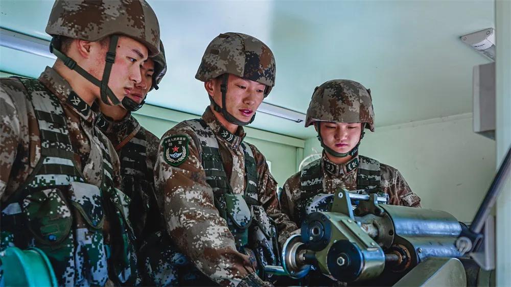 “抢修英雄连”四级军士长王晓磊，真英雄！