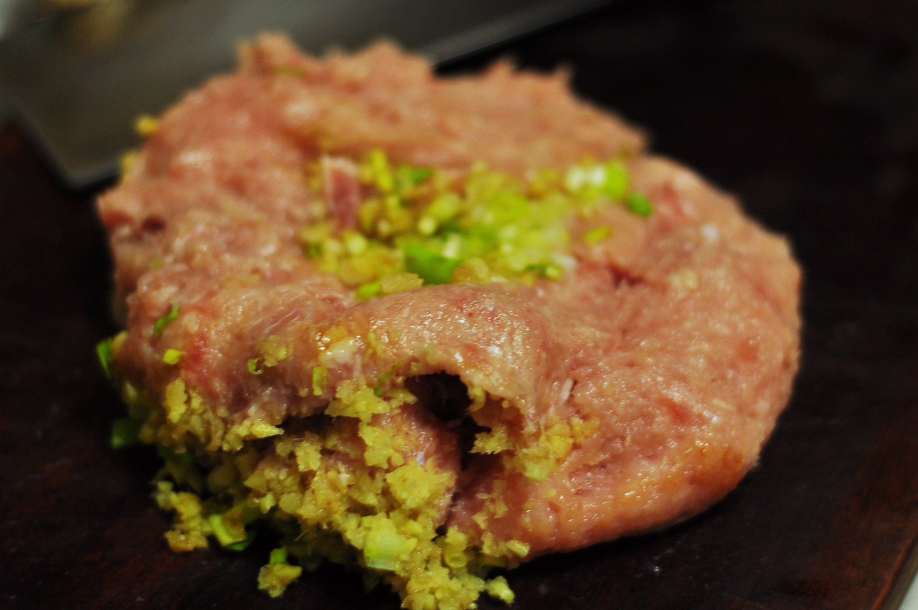 家庭聚会必吃的美食,糯米猪肉丸子加咸蛋黄