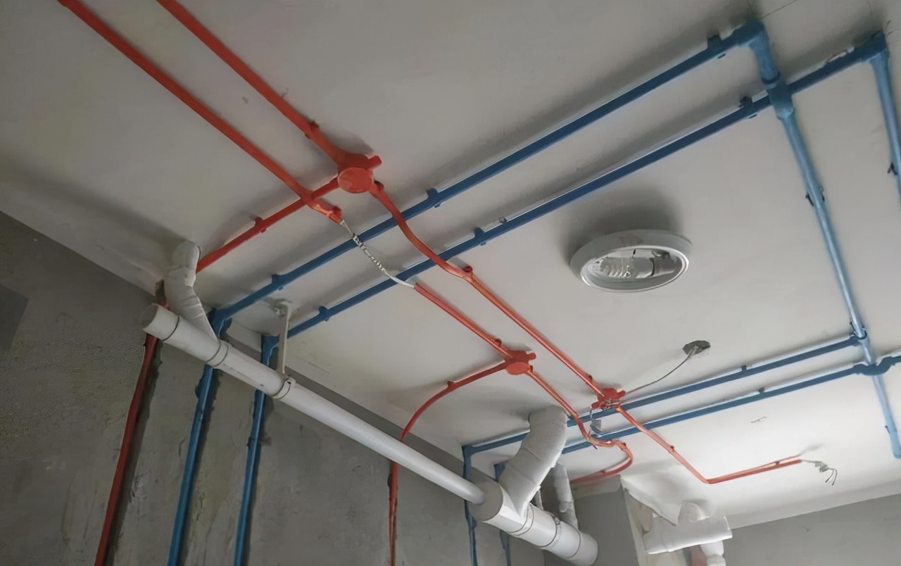 水电走顶开孔是违规的吗,水电走顶和走地的利弊关系