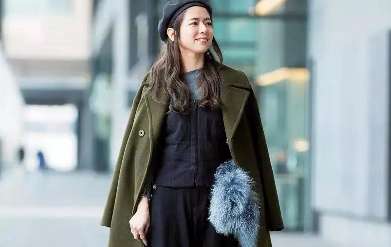 姑娘，你穿彩色大衣真好看！