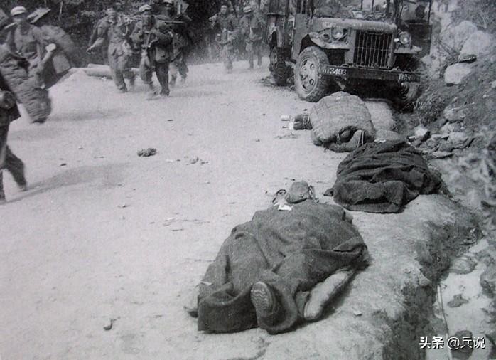 1962年攻下印军仓库,战士穿印度军装,吃印度罐头,猛追逃敌
