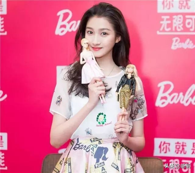 关晓彤黑色芭比造型,关晓彤专属芭比娃娃
