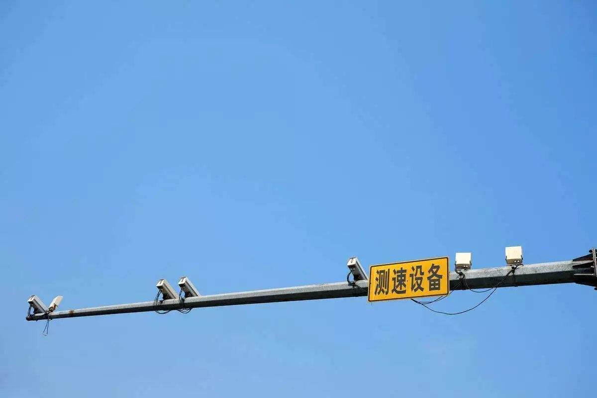 新手误闯红灯但没继续行驶怎么办,新手不小心闯了2个红灯什么后果