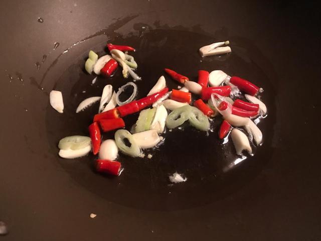 干煸鸡胗香脆可口一点腥味都没有,炒鸡胗不辣做法