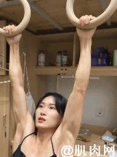 肌肉女学生秀腹肌,撩衣秀腹肌