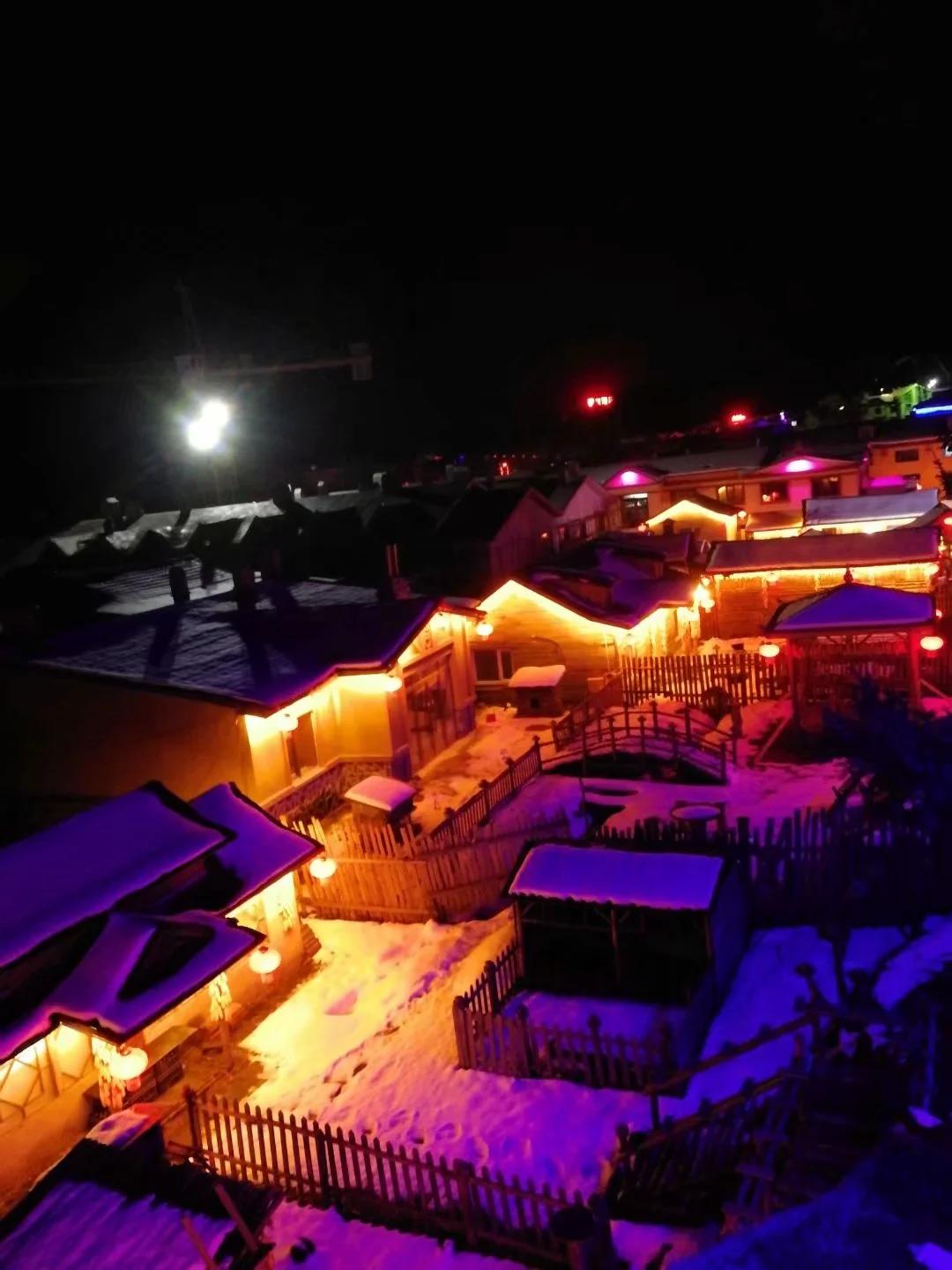 小小双峰冷凝紫气，壮美山河雪掩行踪