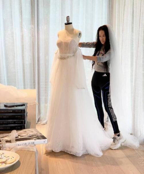 “婚纱女王”王微微近照曝光,年过七旬保养得当,身材纤细似少女