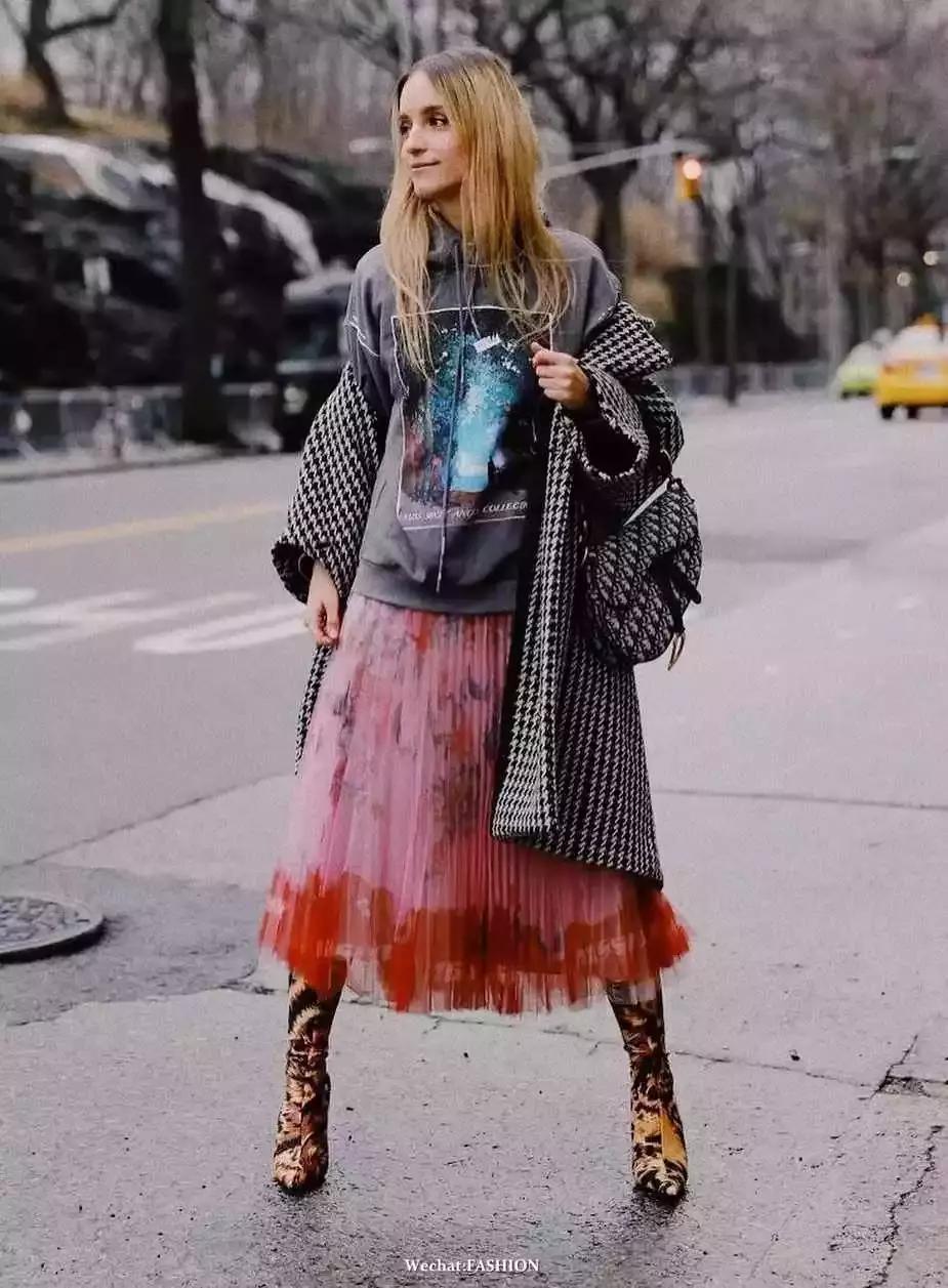 卫衣配什么裙子好看春天,卫衣裙子怎么搭配才好看