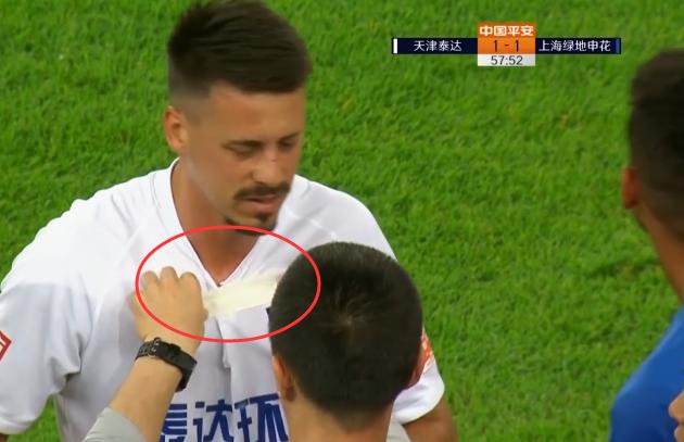 中超再现神级操作,中超再现暴力飞铲天津球员