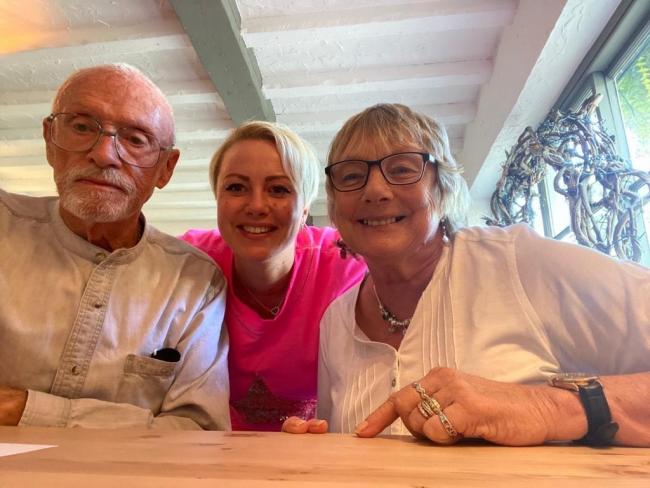 女儿偷走自己一百多万积蓄被判刑三年，英国父母：我们现在原谅了她