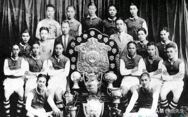 霍金年轻时帅气的照片,霍金年轻时帅照