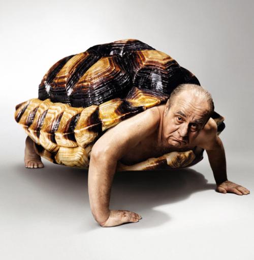 穿恨天高坐地铁的社死现场，两位男士都不忍看这次“崴脚表演”