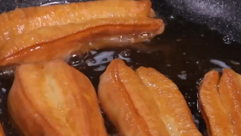 怎么在家炸油条才能不硬,当天快速炸油条最简单方法