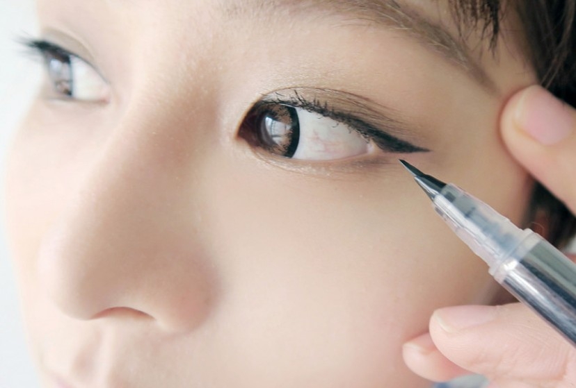 给别人眼线画着总手抖怎么办,给别人画眼线如何不手抖