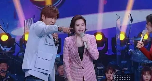 玉女歌手拒绝大佬*规则潜**背上巨额违约金！为还债走穴捞金无人识