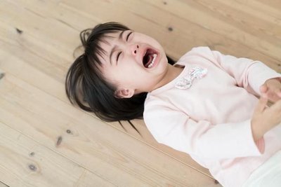 3岁宝宝去幼儿园哭闹多久能适应,幼儿园新生入园哭闹老师哄娃技巧