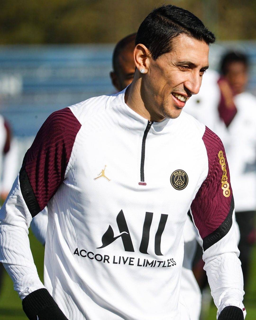 内马尔姆巴佩流浪汉续约,官宣姆巴佩转会加盟皇家马德里