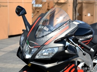 小姐姐骑着粉红色的仿赛摩托车,仿赛摩托车低座推荐