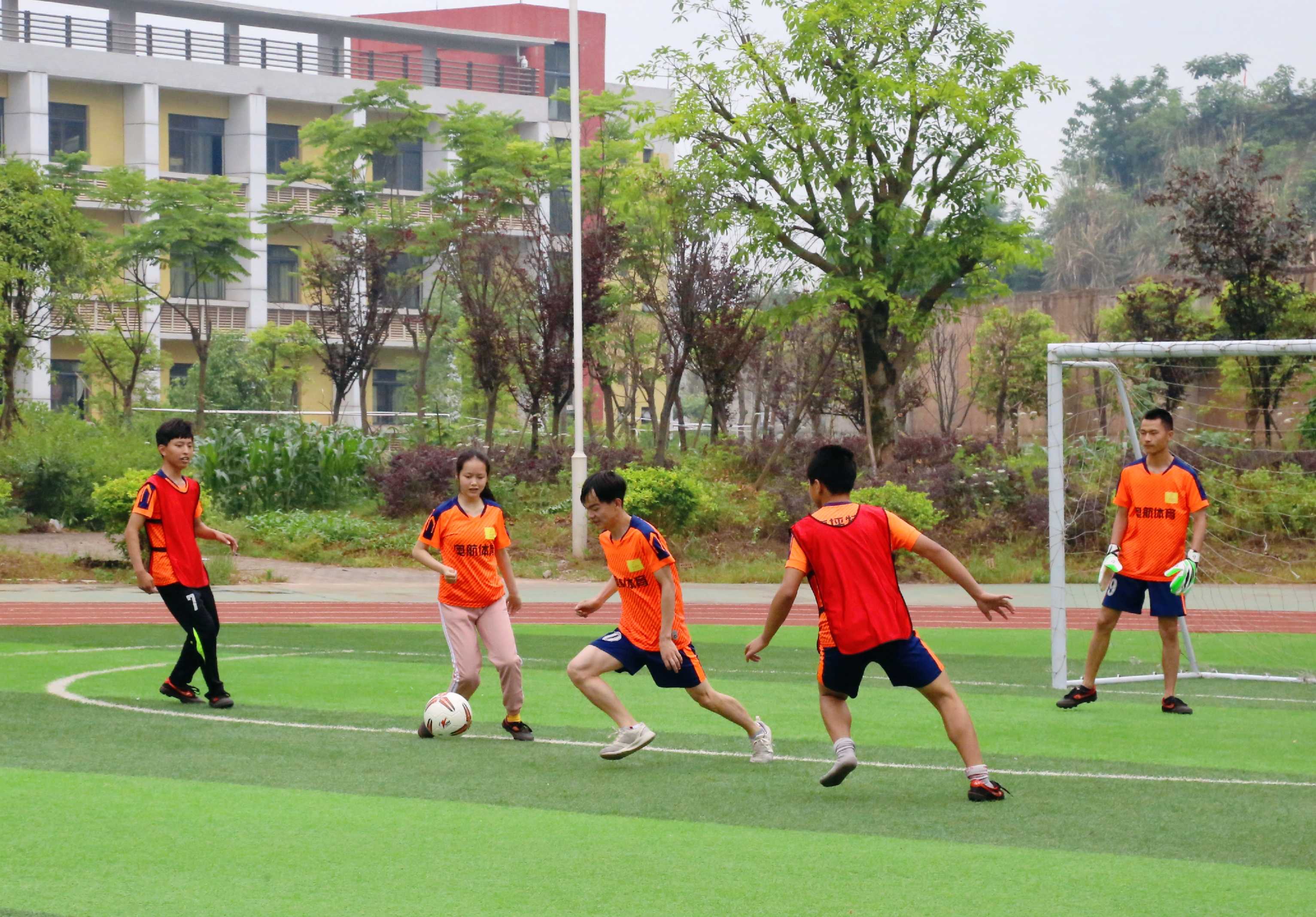 高坪足球队比赛,南充市高坪一小足球队