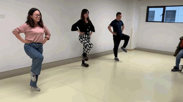 哄睡一直哄一直哭,哄睡的最高境界与娃一起睡着