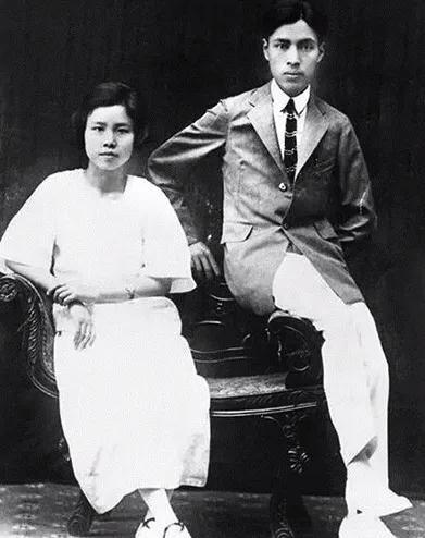 中国*产党共**创办的第一所高等学府，以城市名字命名，孙中山、毛*东泽**直接关怀！