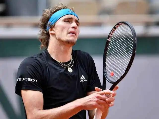 1055块球拍、百余万价值，同样摔拍为何他被称霸道总裁？