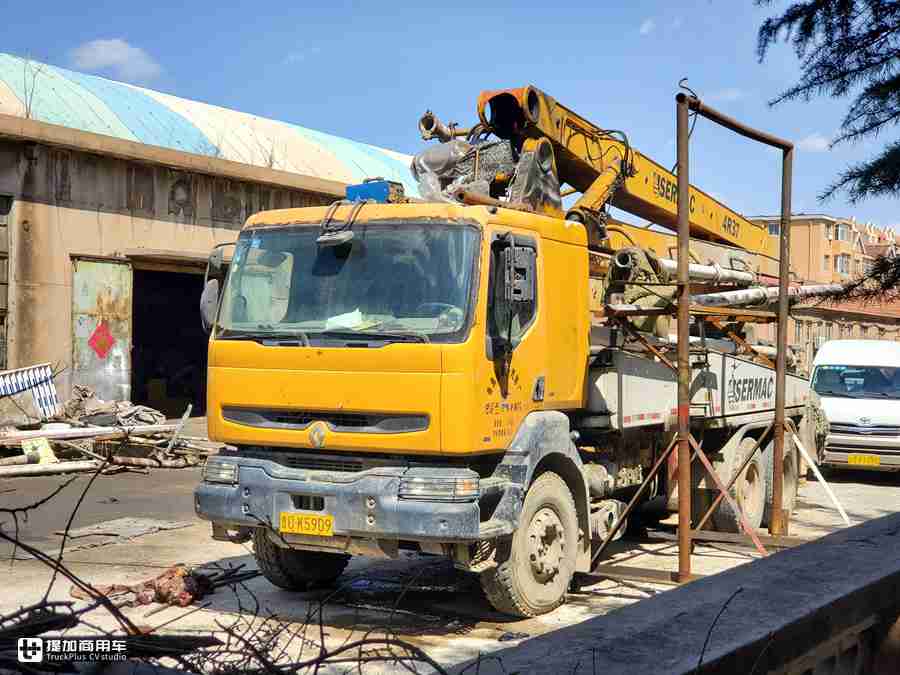 雷诺Kerax泵车实拍,专为恶劣工况而生，如今见到这样的老车太难得