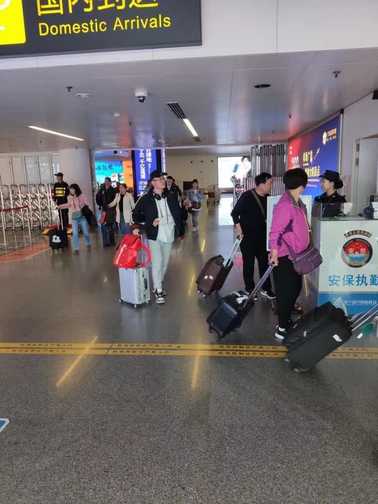 中国男足备战中国杯，各位国脚现身机场，名牌衣服和奢侈品很抢镜