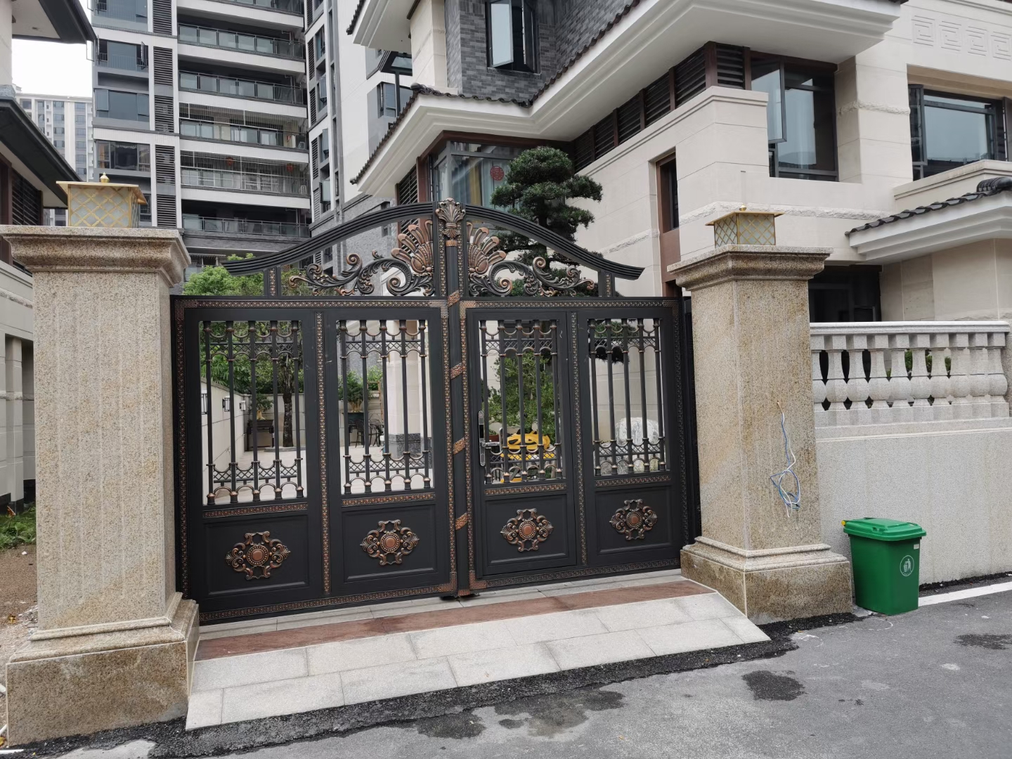 双开铝艺大门安装,双开铝艺大门